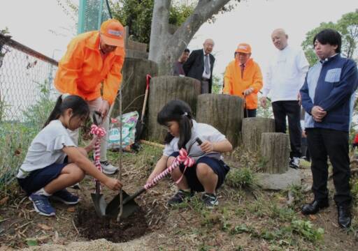 なかよし山でいつか梅も満開に、四日市の泊山小学校で整備完成の式典