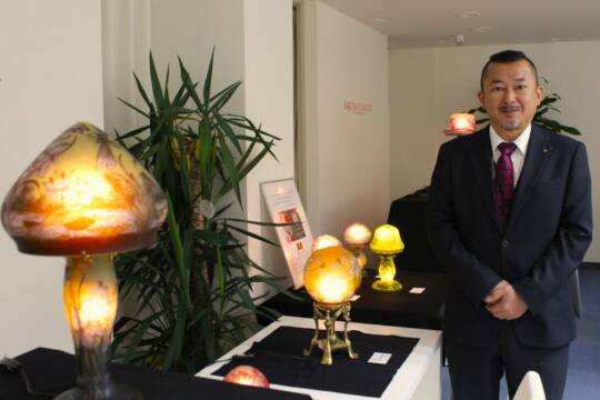 エミール・ガレの流れを汲むルーマニアの「現代ガレ」を紹介、四日市の「キタオカ」