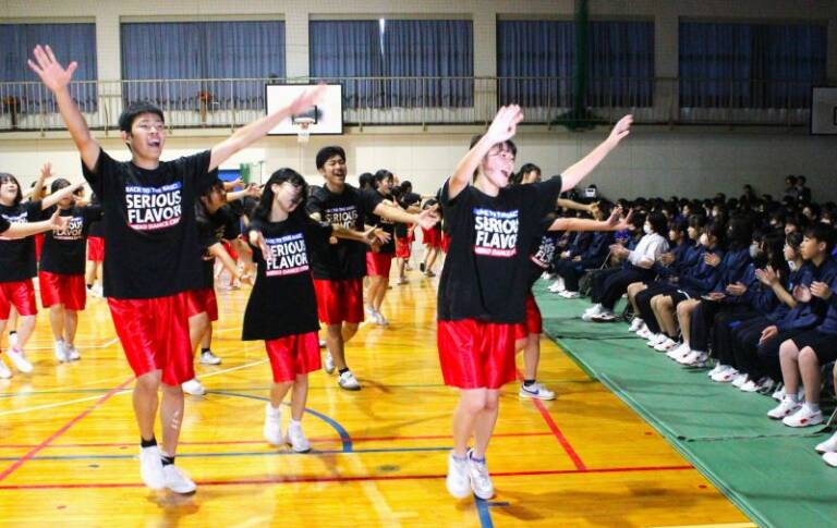 四日市の三重平中学で「しろやまフェスタ」、三重高校ダンス部も出演