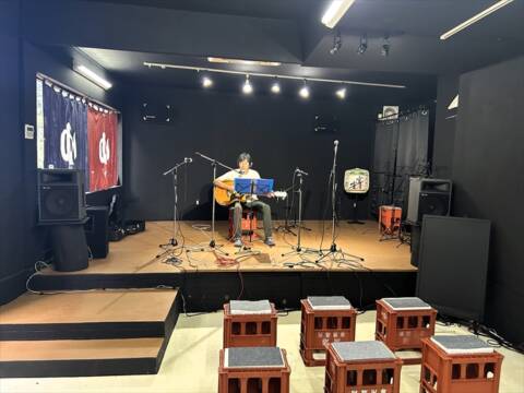 完成した涙坂ホールのステージと、清酒のプラスチックケースを再利用した座席