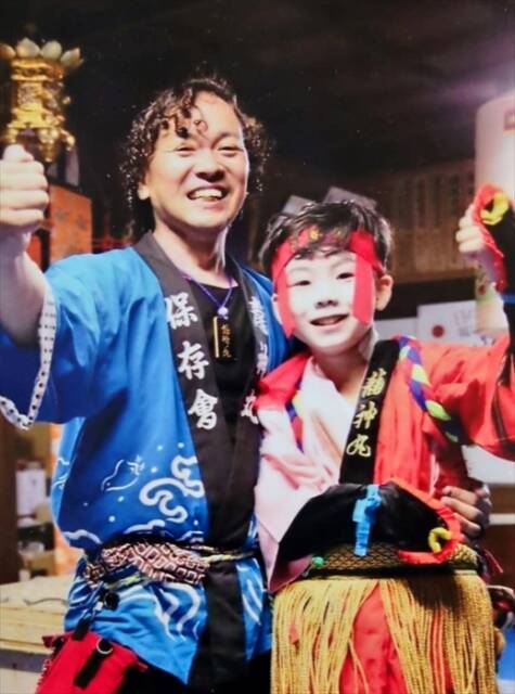 2023年の南楠鯨船まつりで踊り子を務めた湧飛さん（右）と父・芥川乃祐さん、親子で受け継ぐ鯨船の魂