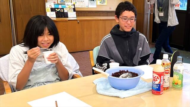こども四日市市長の水谷実空さんを中心に、子どもたちがタピオカドリンクの開発に取り組んでいる様子。