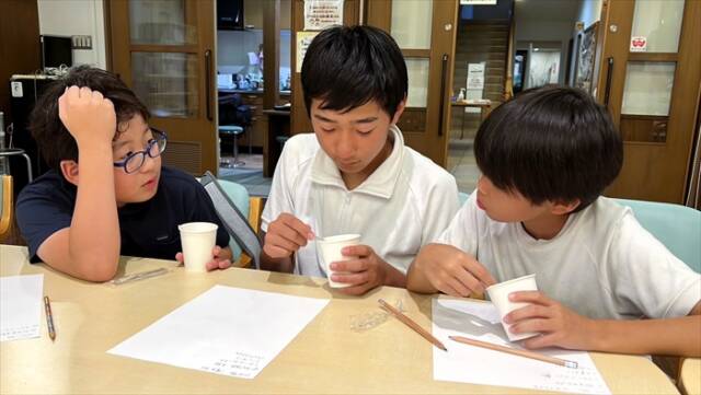 タピオカドリンクの味を試しながら意見を出し合う子どもたち。新おしごと「タピオカ屋さん」の開発風景。