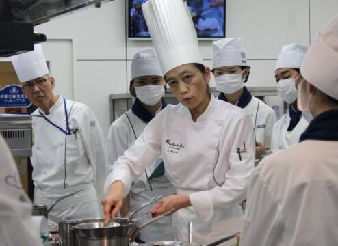 志摩観光ホテルの樋口宏江総料理長が特別講義、四日市のユマニテク調理製菓専門学校