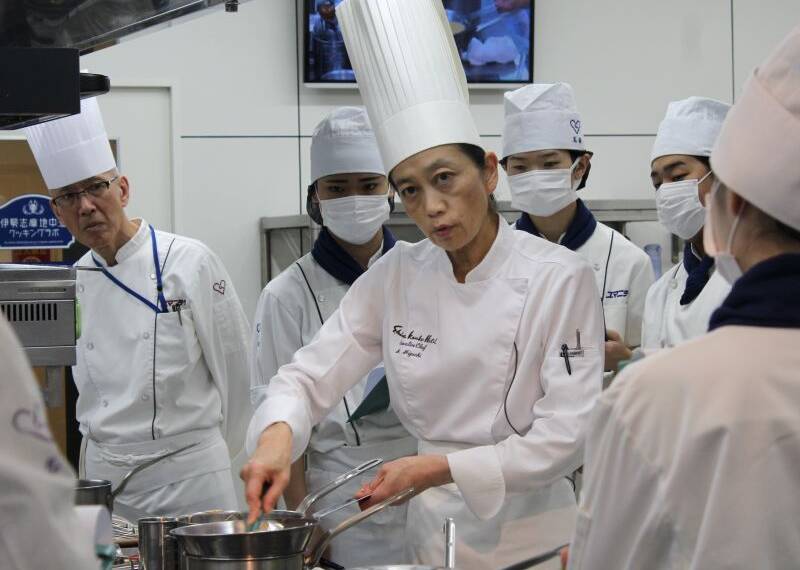志摩観光ホテルの樋口宏江総料理長が特別講義、四日市のユマニテク調理製菓専門学校
