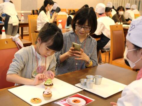 小学生もパティシエ体験、上手にできました、ユマニテク調理製菓専門学校で初企画