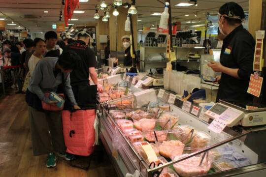 実演販売も多くにぎやかに、近鉄百貨店四日市で北海道大物産展