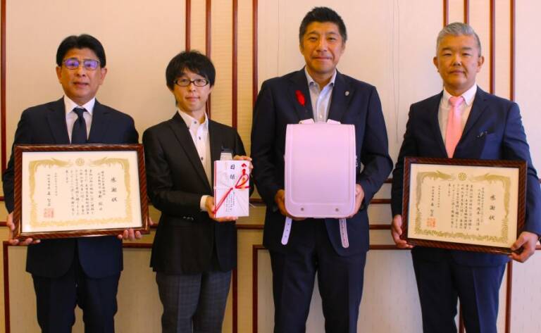 ランドセル今年も寄贈、四日市のおなじみの風景これからも、市内2社から12人分
