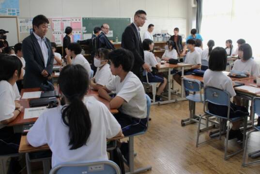 地元の企業と課題解決考える、四日市の中部中学で「ものづくり」授業