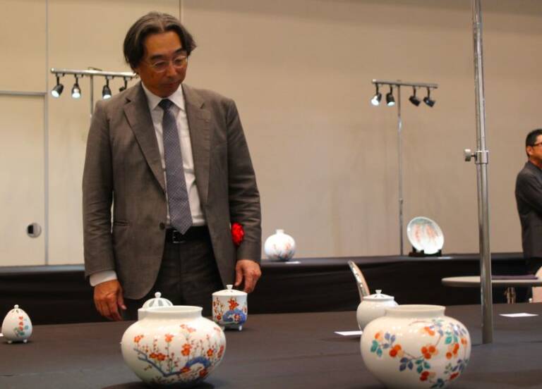 十五代も会場に、来場者と語らい、近鉄百貨店四日市店の酒井田柿右衛門展