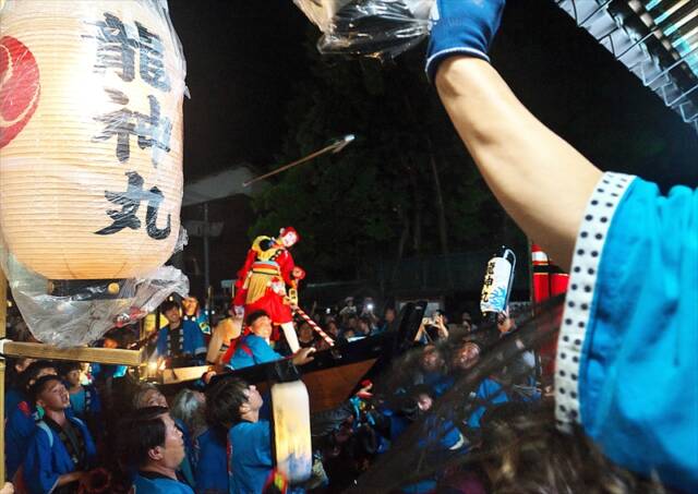 拝殿内の鯨に向かって銛を放つ服部新汰さん（楠小6年）の勇姿、南楠鯨船まつり入船のクライマックス