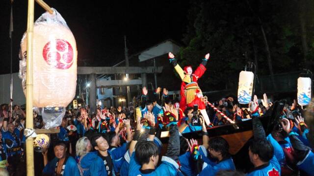 南楠鯨船まつりで祝い唄を歌い、万歳する踊り子と南楠鯨船保存会のメンバー（四日市市楠町南五味塚）