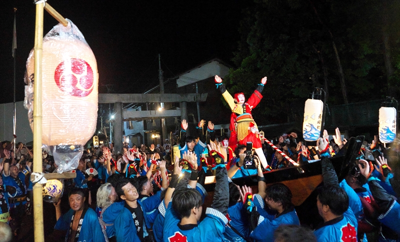 南楠鯨船まつりで祝い唄を歌い、万歳する踊り子と南楠鯨船保存会のメンバー（四日市市楠町南五味塚）