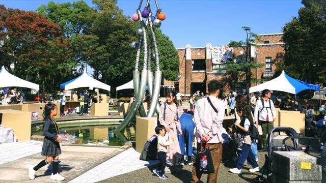 昨年の「こども四日市」でにぎわう諏訪公園の様子。多くの子どもたちが仕事出店したり体験に参加したりしている。