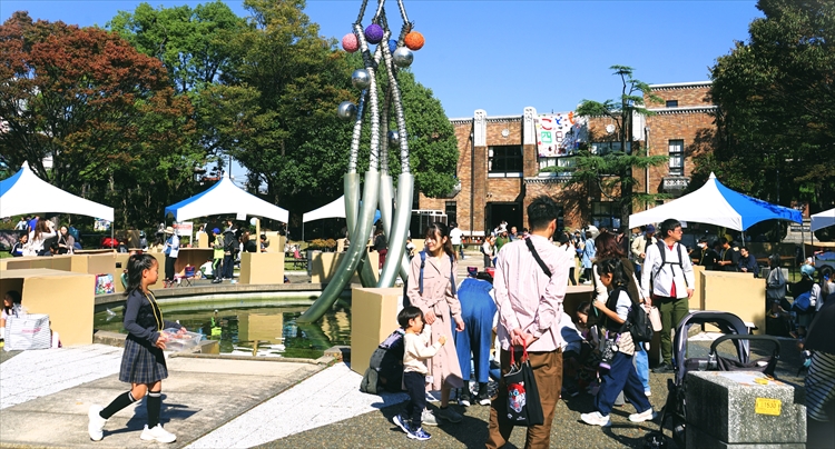 昨年の「こども四日市」でにぎわう諏訪公園の様子。多くの子どもたちが仕事出店したり体験に参加したりしている。