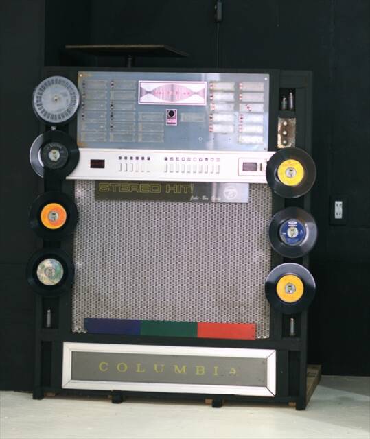 古いジュークボックスの外観を生かして設置された音響設備