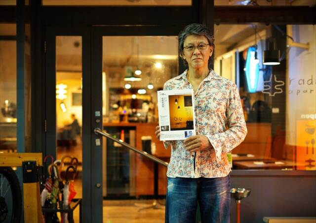 四日市会場となる『radi cafe apartment』前で、MPADをPRする俳優・高川裕也さん