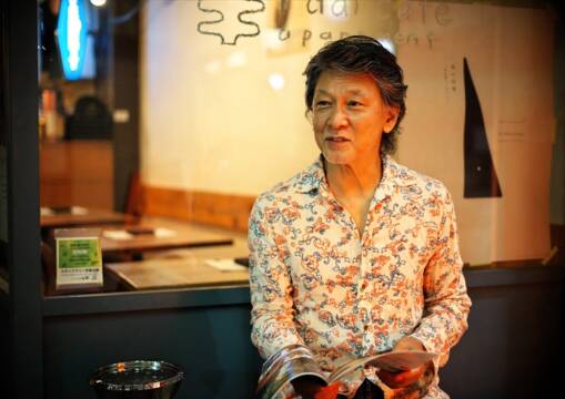 四日市会場の諏訪商店街にあるカフェ「radi cafe apartment」前でインタビューに応じる俳優・高川裕也さん