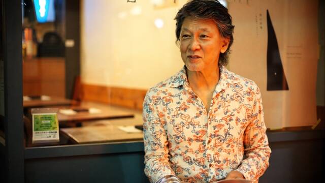 四日市会場の諏訪商店街にあるカフェ「radi cafe apartment」前でインタビューに応じる俳優・高川裕也さん