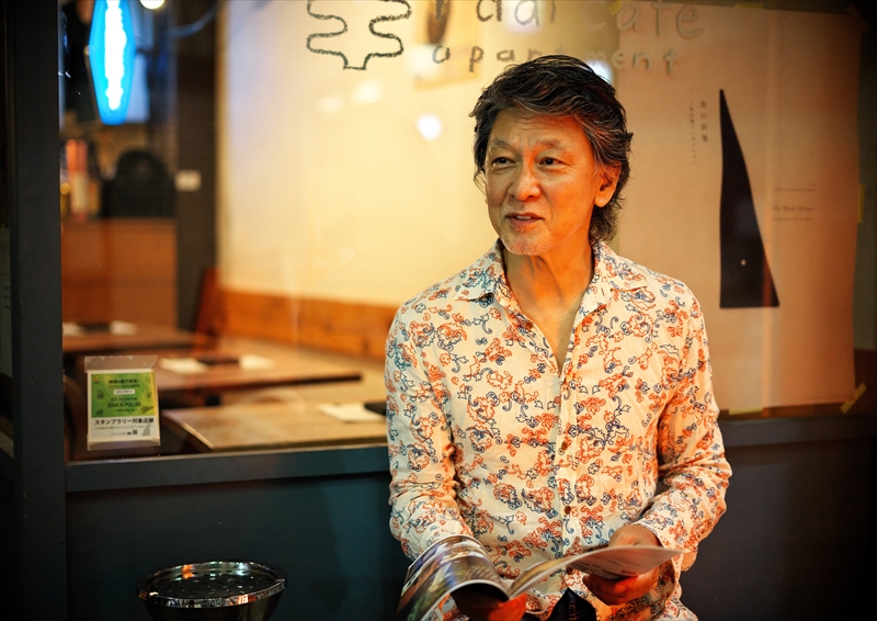 四日市会場の諏訪商店街にあるカフェ「radi cafe apartment」前でインタビューに応じる俳優・高川裕也さん