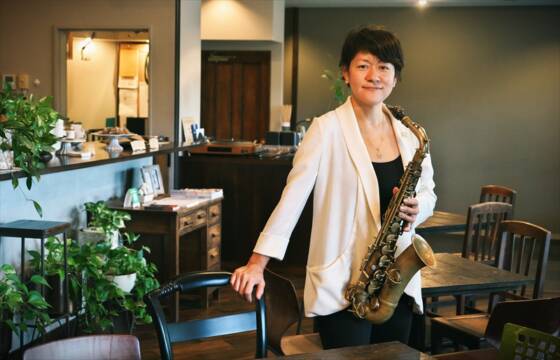 愛用のヴィンテージサクソフォンを手にするサクソフォニストの仲野麻紀さん。撮影場所は四日市市松原町のHOLY HOUSE。