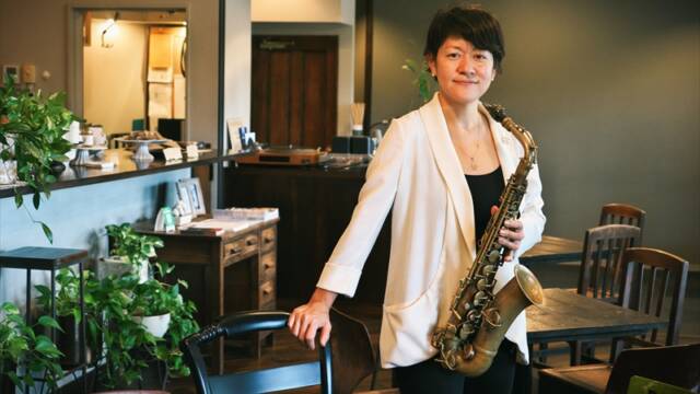愛用のヴィンテージサクソフォンを手にするサクソフォニストの仲野麻紀さん。撮影場所は四日市市松原町のHOLY HOUSE。