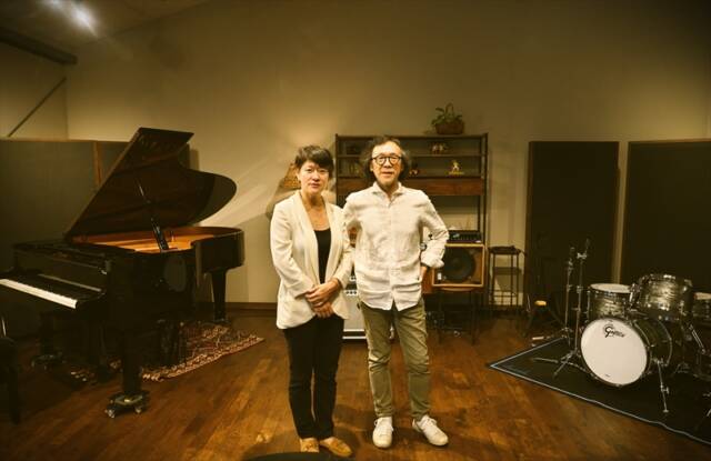 仲野麻紀さんと、HOLY HOUSEオーナーの田村孝典さん(右)が並ぶ写真。会場内で撮影。