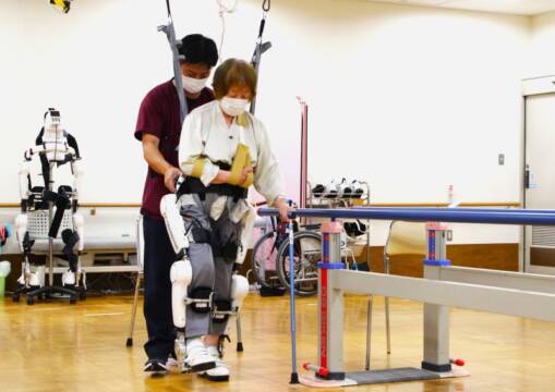 装着型サイボーグをリハビリに導入、四日市の小山田記念温泉病院