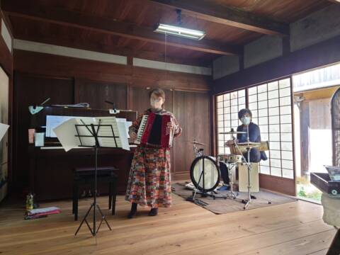 秋の古民家に響く、鍵盤楽器と打楽器のアンサンブル　11月3日　竈の家で音楽会