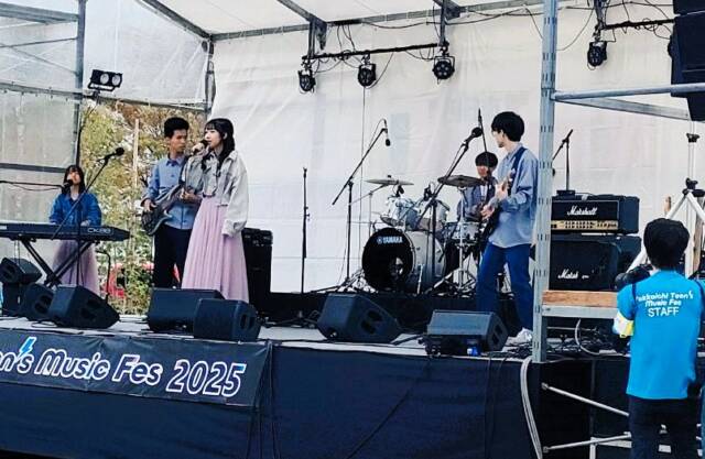 四日市市の中高生バンド「Holy Echoes」がYokkaichi Teen’s Music Fes 2025のステージで演奏する様子