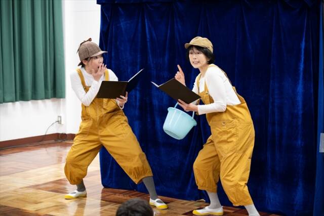 四日市市文化まちづくり財団のアウトリーチ事業「よっかいち小さな劇場」の舞台写真。