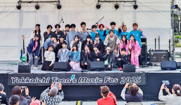 Yokkaichi Teen’s Music Fes 2025の最終ステージを終え、笑顔で集合する出演者とスタッフたち＝四日市市民公園