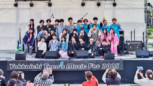 Yokkaichi Teen’s Music Fes 2025の最終ステージを終え、笑顔で集合する出演者とスタッフたち＝四日市市民公園