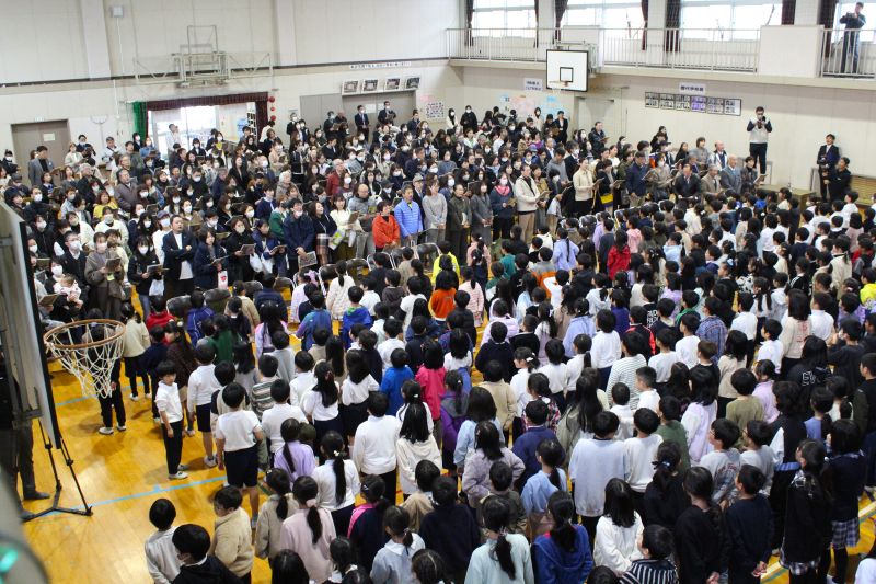 児童、保護者、卒業生ら心ひとつに校歌をうたう、四日市の浜田小学校で創立150周年祝う会