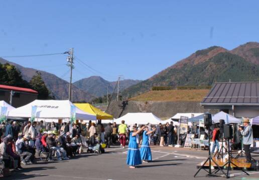 青い空、山も色づき、「秋のすいざわ　楽し市」、野菜や手作り五平餅、ステージもあり、にぎわう