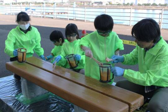 霞ヶ浦緑地でベンチ塗装の活動、四日市でKHネオケムの社員や家族ら