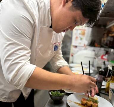 フランス帰りの22歳料理人　鈴鹿の2日間限定店舗で腕前披露　四日市出身の佐藤颯真さん