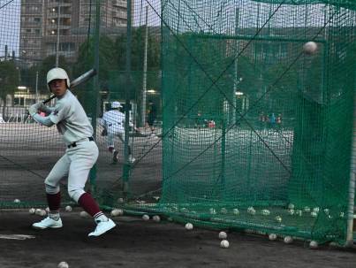 バットを構え打撃練習をする高校生