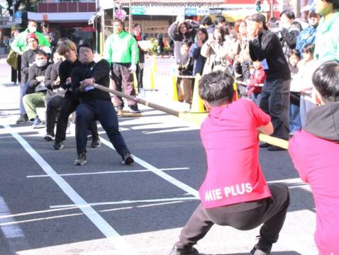 初の四日市綱引きグランプリ開催、心ひとつに24チーム競う