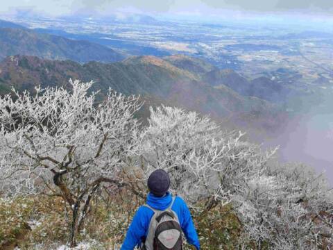 御在所岳から初冠雪と初樹氷の便り、昨年より少し早く、紅葉との秋冬が一度に