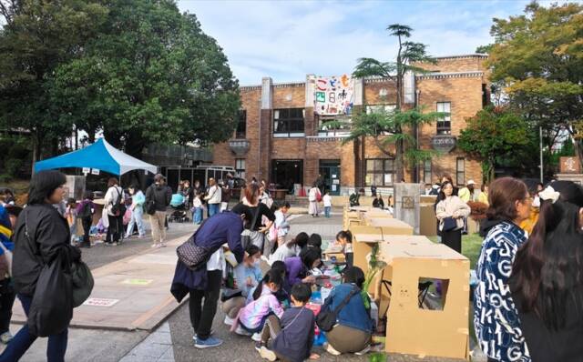 四日市市諏訪公園で開かれた「こども四日市2025」で、にぎわう会場の様子