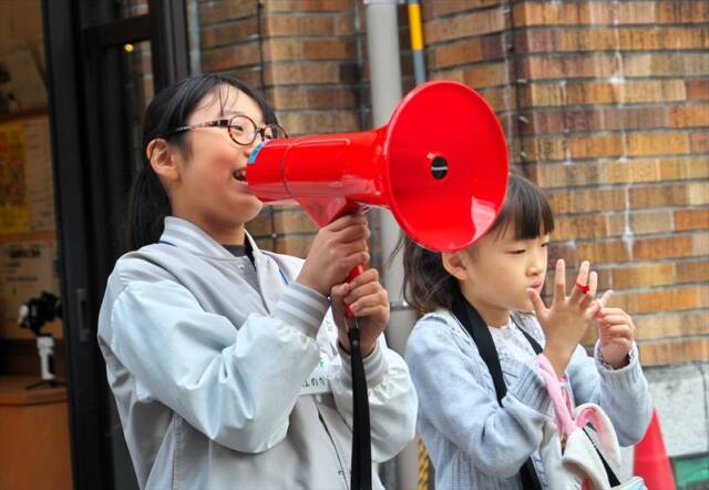 こども四日市2025の市長選挙で、メガホンを手に演説する新市長・畠中穂香さん