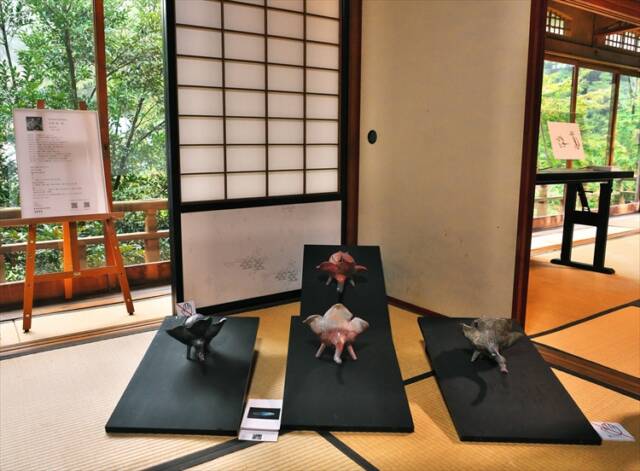 寿亭・水雲閣で展示された陶芸家・稲垣竜一さんの作品。背景には御在所の自然が広がる。