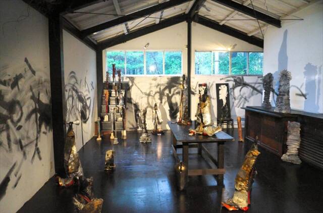 馬酔木窯2階の展示室。白壁と照明が陶の作品を引き立てる。