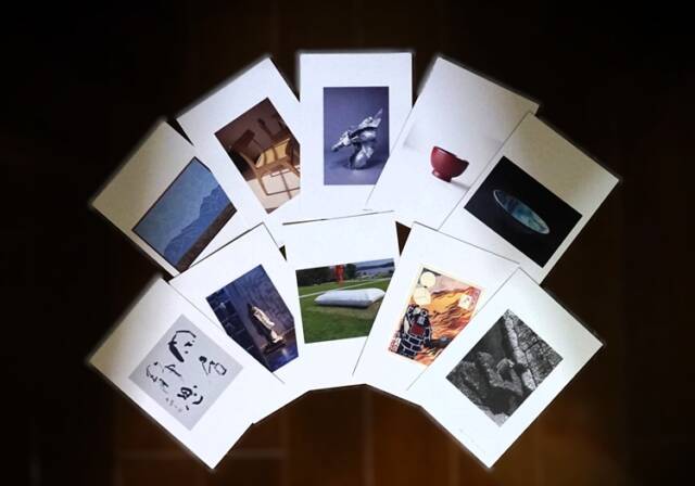 ART TOUR KOMONO 菰山展の展示作家10名のポストカード。記者も全種類を集めた。