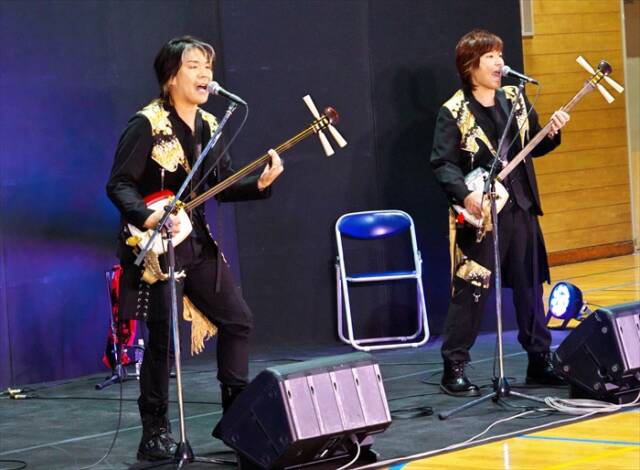 体育館特設ステージで、エネルギッシュに津軽三味線を演奏し、歌も披露するKUNI-KEN