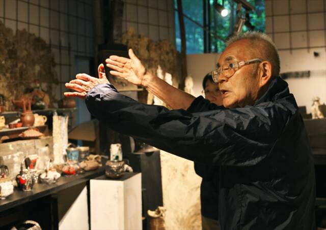 馬酔木窯のギャラリーで、アートへの思いを語る陶芸家の森正さん