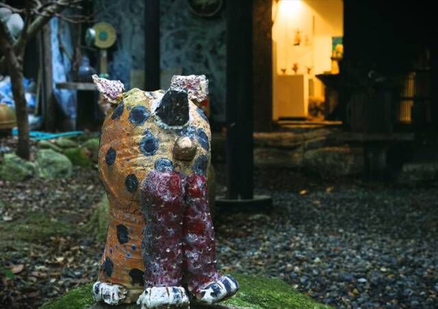 馬酔木窯の敷地内に点在する森正さんの陶芸作品のひとつ。自然の中に静かに佇み、風景の一部として溶け込む姿が印象的。