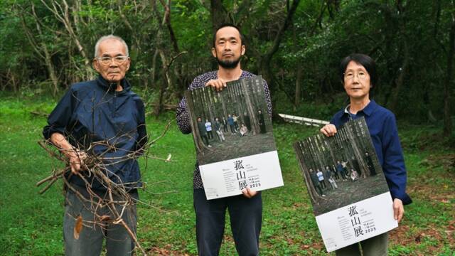 菰野町杉谷の馬酔木窯で、来場を呼び掛ける画家の佐野洋平さん、彫刻家・銅谷祐子さん、陶芸家・森正さん。背景緑豊かな森が広がっている。