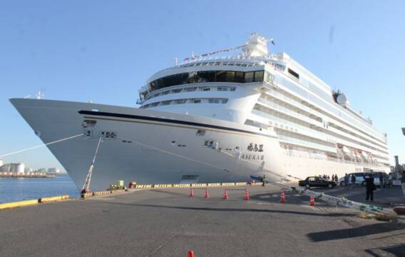 飛鳥Ⅲが四日市港に初寄港、太鼓の演奏や歓迎式典などでお迎え